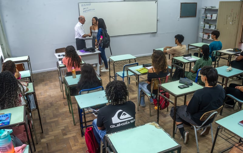 O novo PNE estabelece 18 objetivos estratégicos que abrangem diversas áreas, como educação infantil, alfabetização, ensino fundamental e médio