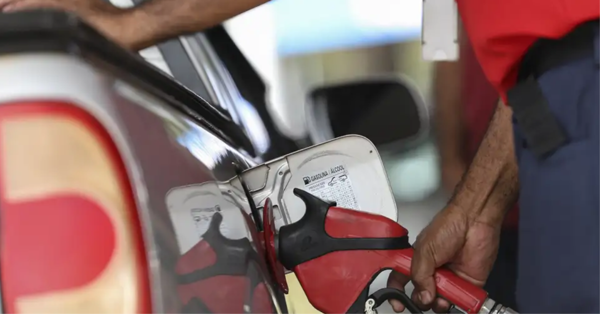 Combustível deve ficar mais barato em breve, diz Alexandre Silveira