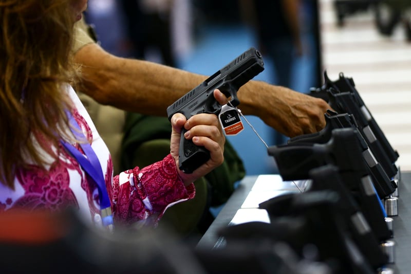 Projeto equipara porte de arma dos advogados ao de promotores e juízes.