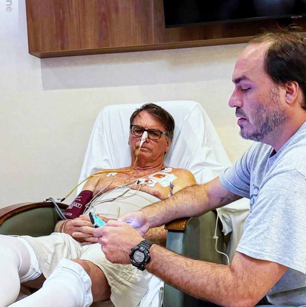 Jair Bolsonaro acompanhado do filho Carlos, na UTI.