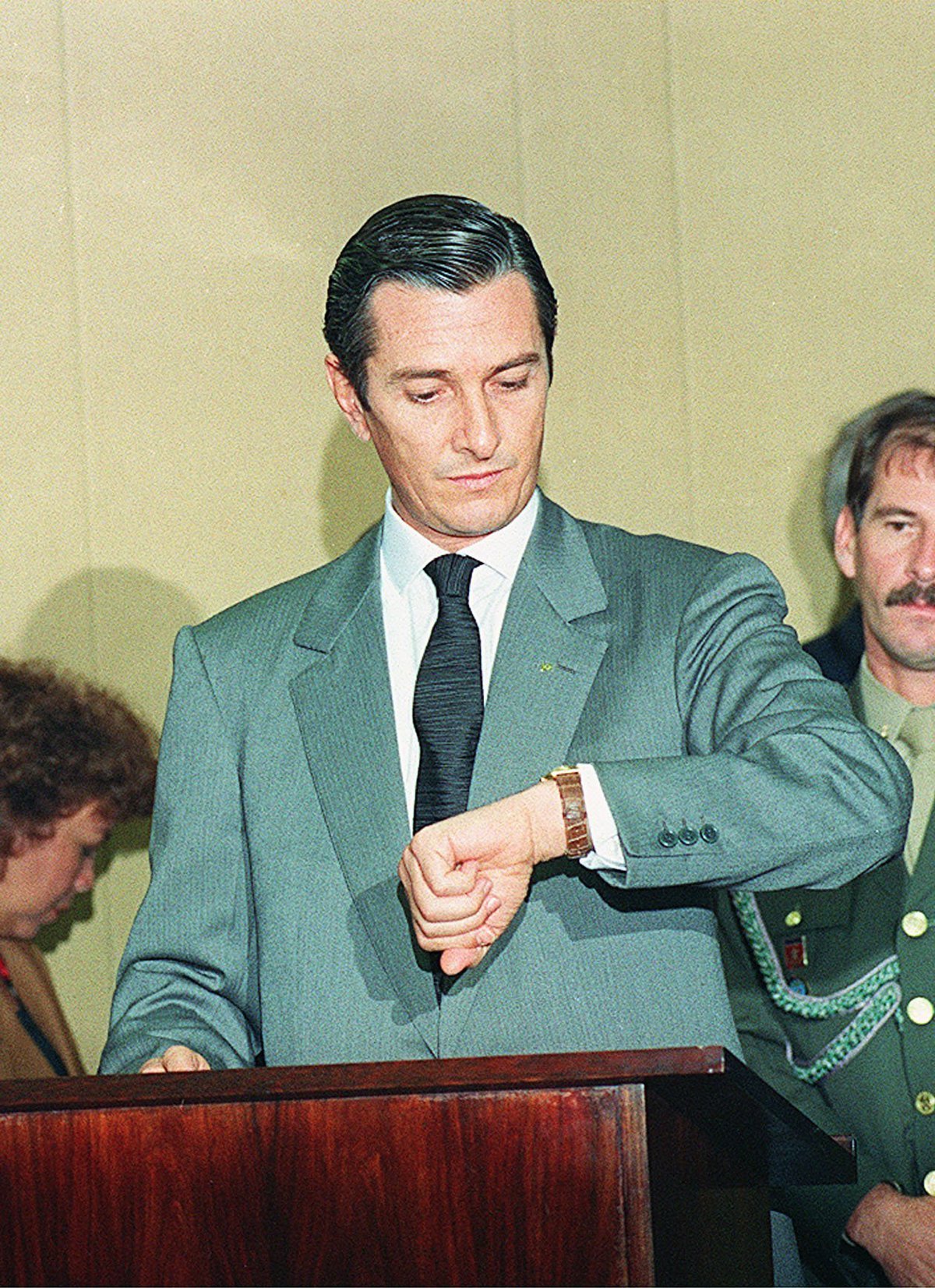 Collor olha o relógio no momento em que assina renúncia à Presidência