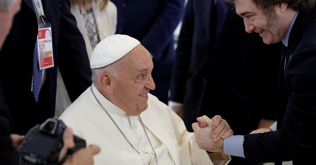 De “maligno” a “honra”: Milei presta tributo ao Papa Francisco