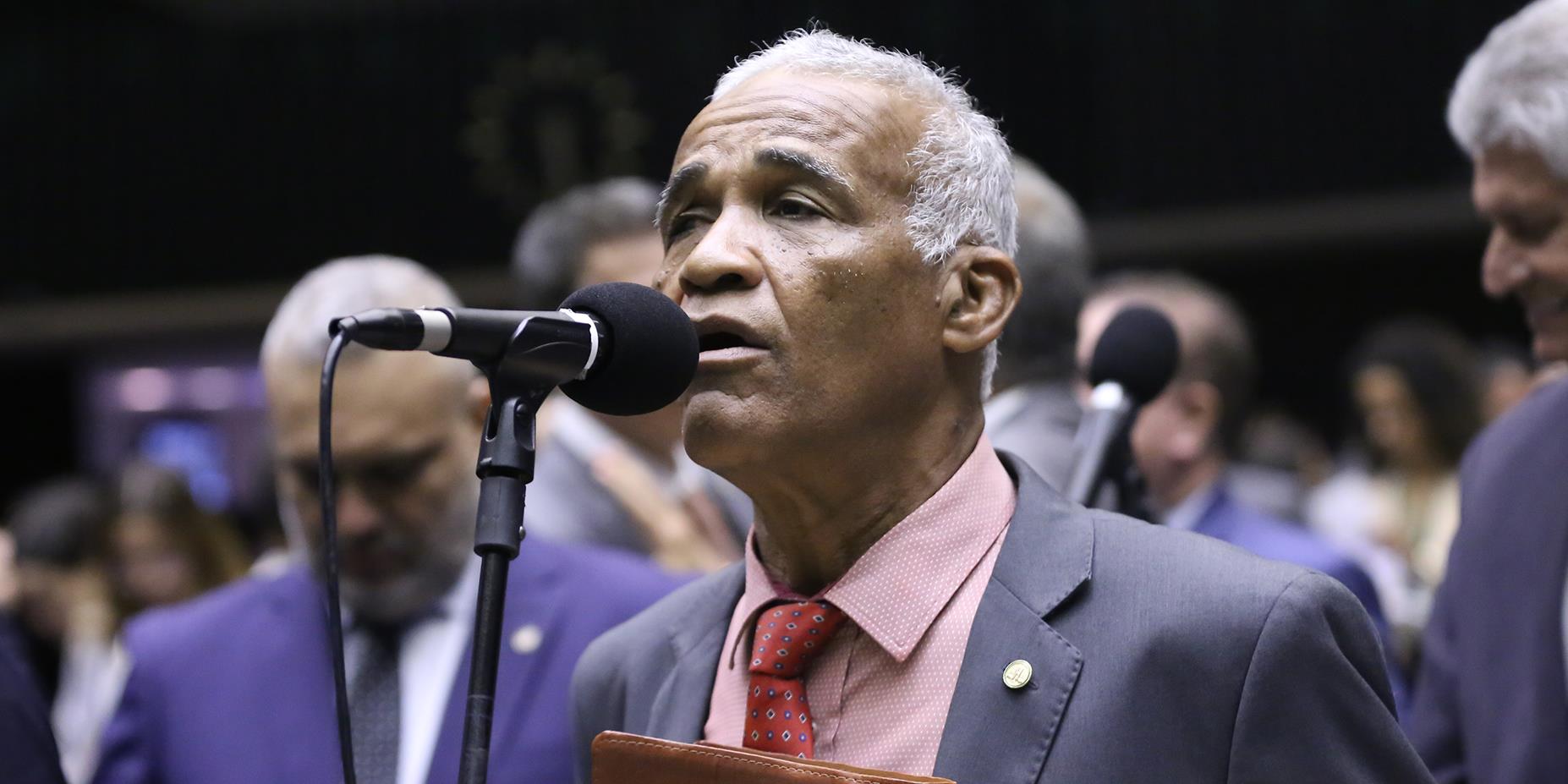 Deputado “ex-gay” reclama de abstinência sexual da esposa