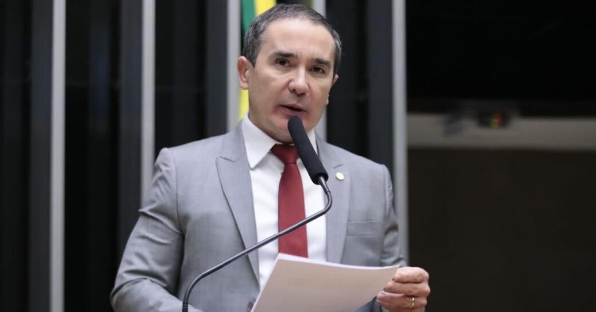 Deputado propõe que analfabetismo vire critério para repasse de verbas