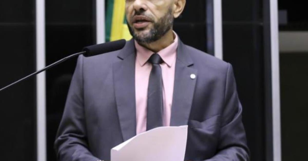 Deputado Sargento Portugal tem carro baleado no Rio de Janeiro