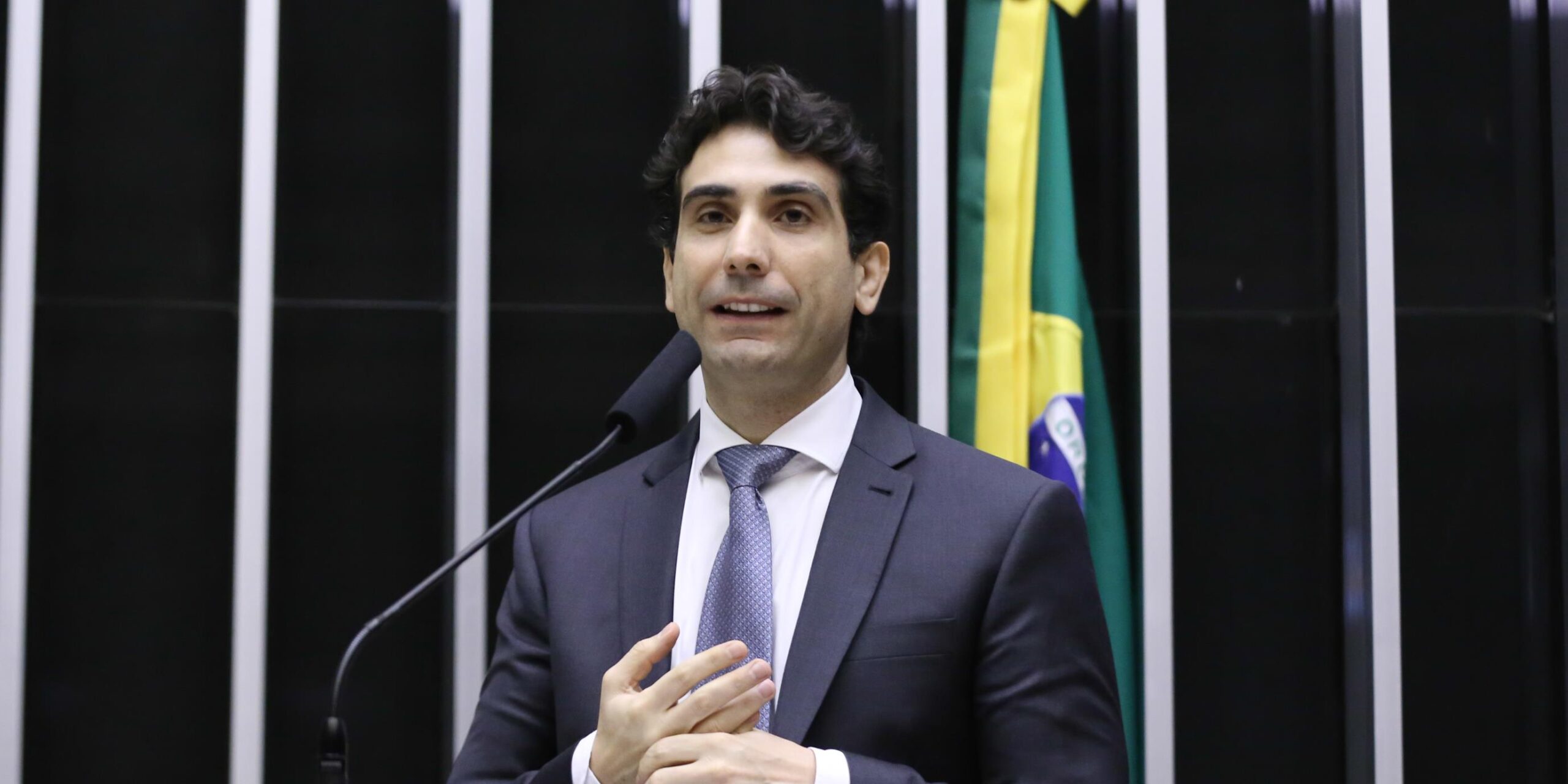 Deputados cobram redução da taxa de juros durante sessão com Galípolo