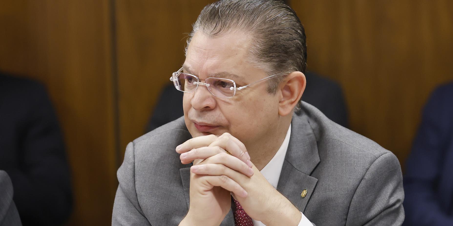 Diante de escândalo do INSS, líder do PL cobra demissão de Carlos Lupi