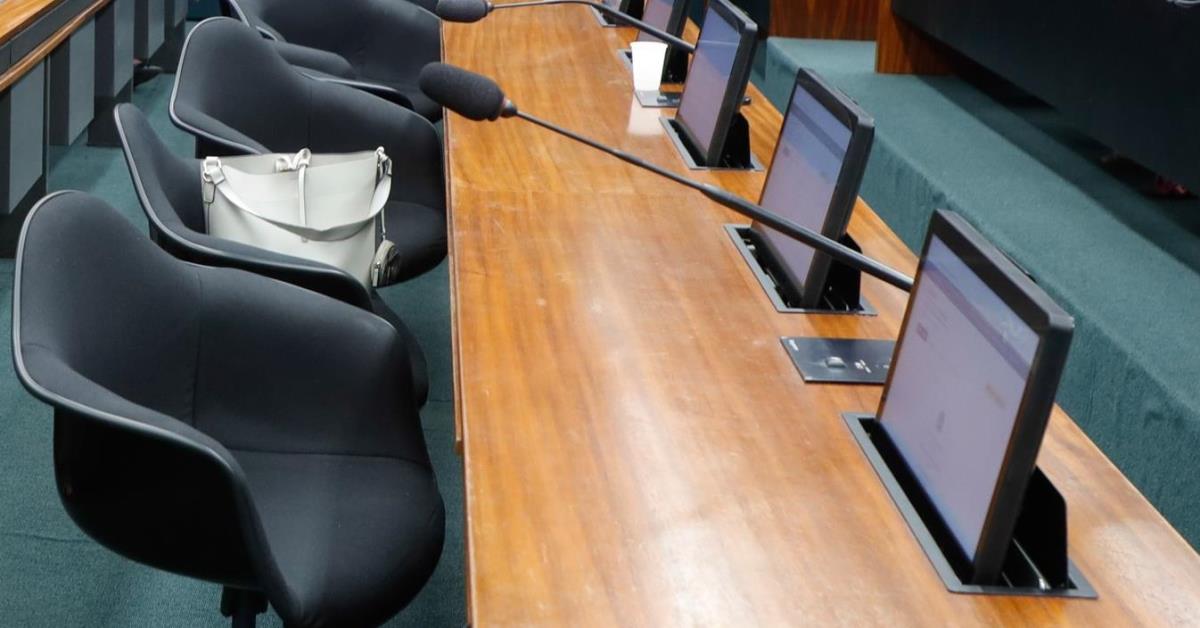 Em obstrução por anistia, oposição trava Comissão de Educação