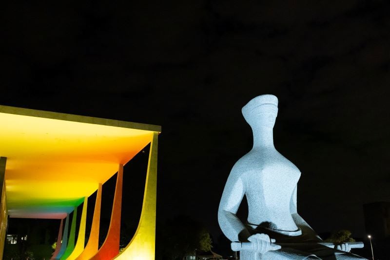 Estátua em frente ao prédio do STF, em Brasília: Corte vai decidir sobre resolução do Conselho Federal de Medicina.