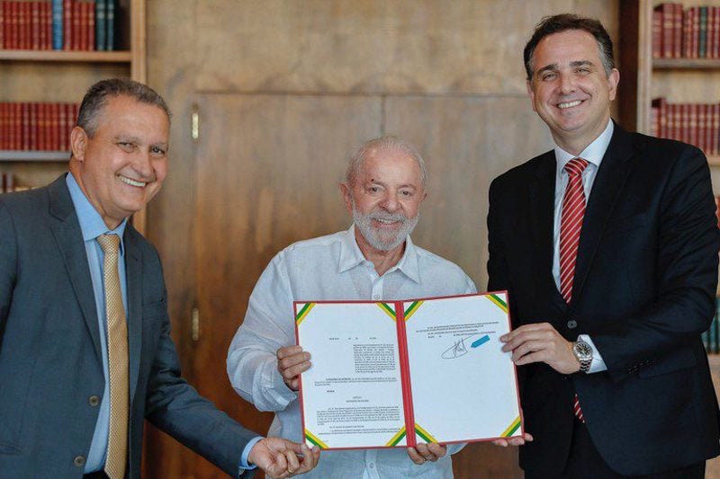 Lula assinou o decreto na companhia de Rui Costa e de Rodrigo Pacheco