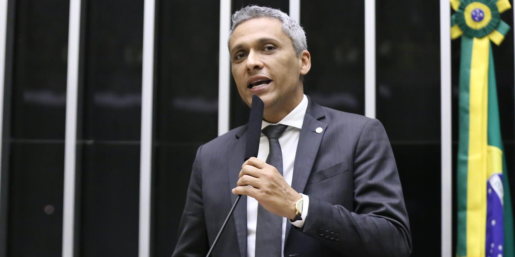 Gayer pede que STF rejeite queixa-crime de Gleisi por injúria