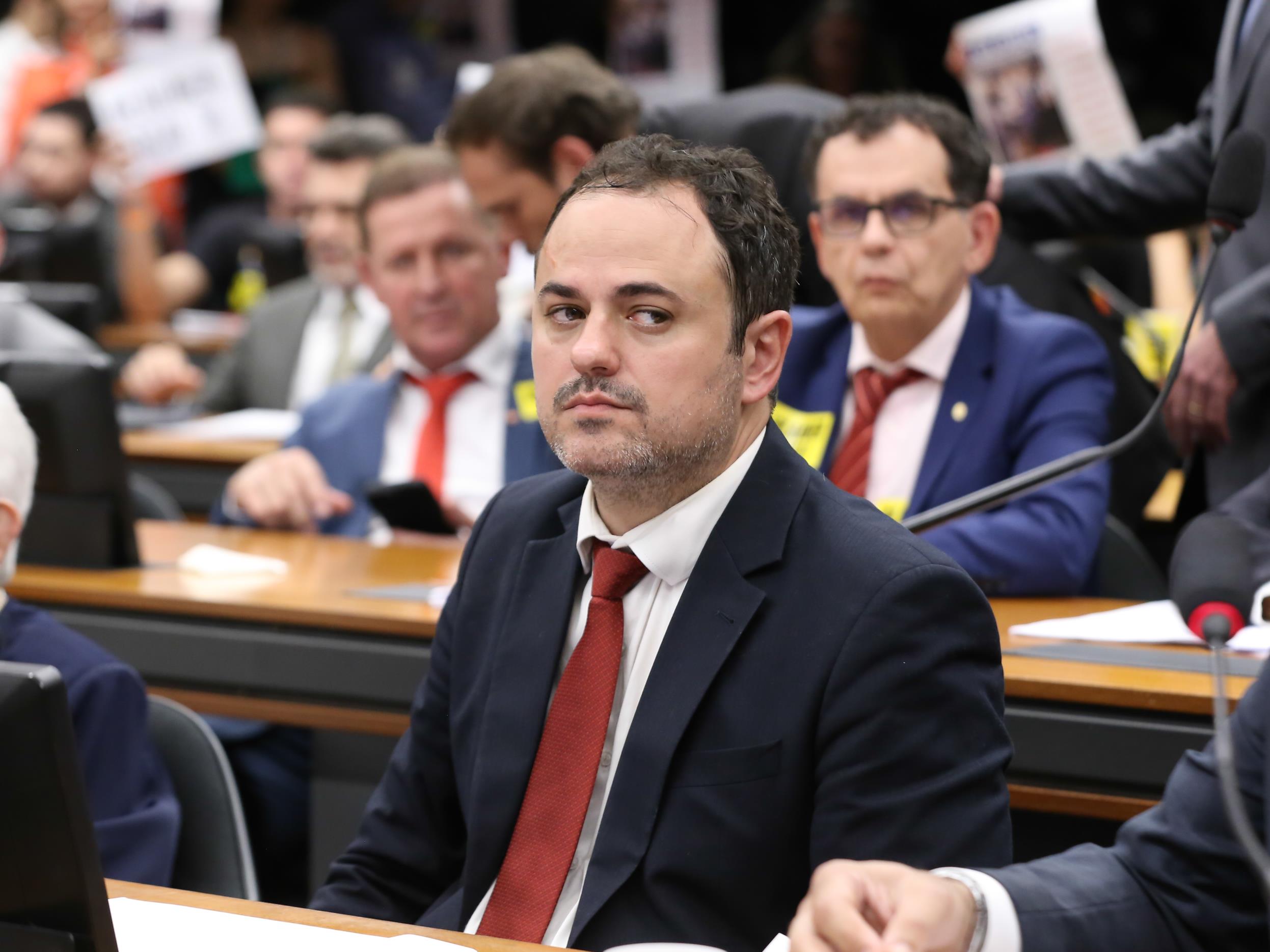 Glauber acusa Arthur Lira de influenciar relatório pela cassação.