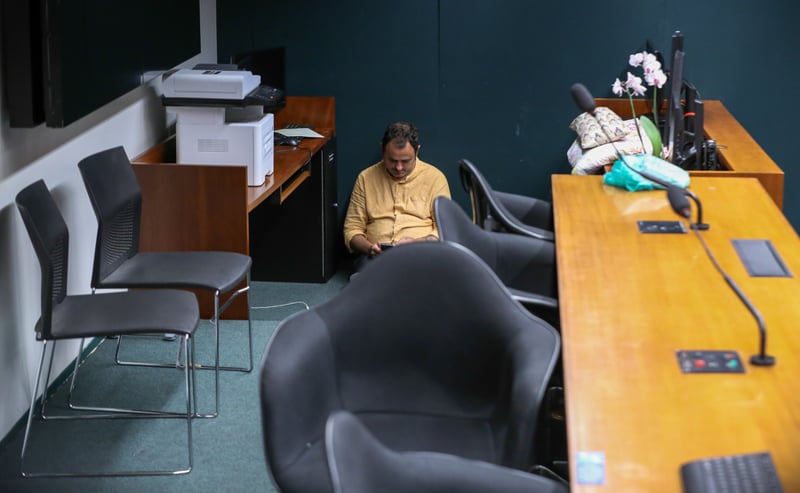 Deputado Glauber Braga no plenário 5, onde tem dormido