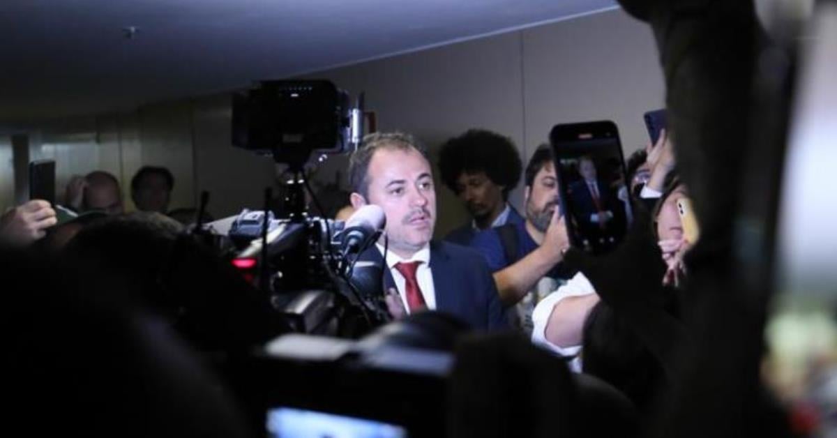 Glauber faz greve de fome há mais de 30 horas contra cassação