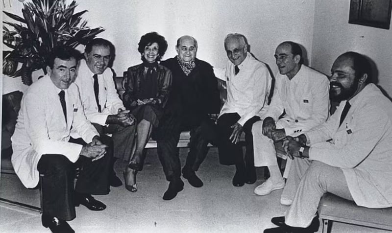 Tancredo ao lado de sua esposa, Risoleta Neves, e integrantes da equipe médica que o atendia