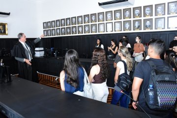 Estudantes visitaram a Sala do Antigo Tribunal Pleno