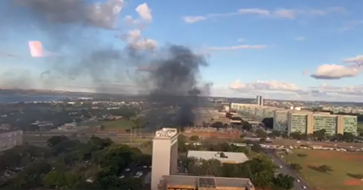 Incêndio em anexo do MEC leva à evacuação de prédio em Brasília