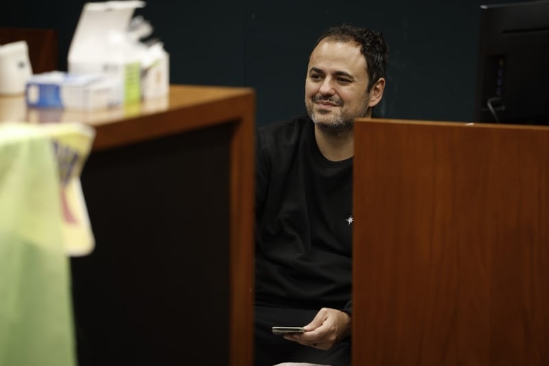 O deputado Glauber Braga no plenário 5, onde tem dormido desde a aprovação no Conselho de ética do parecer pela cassação 