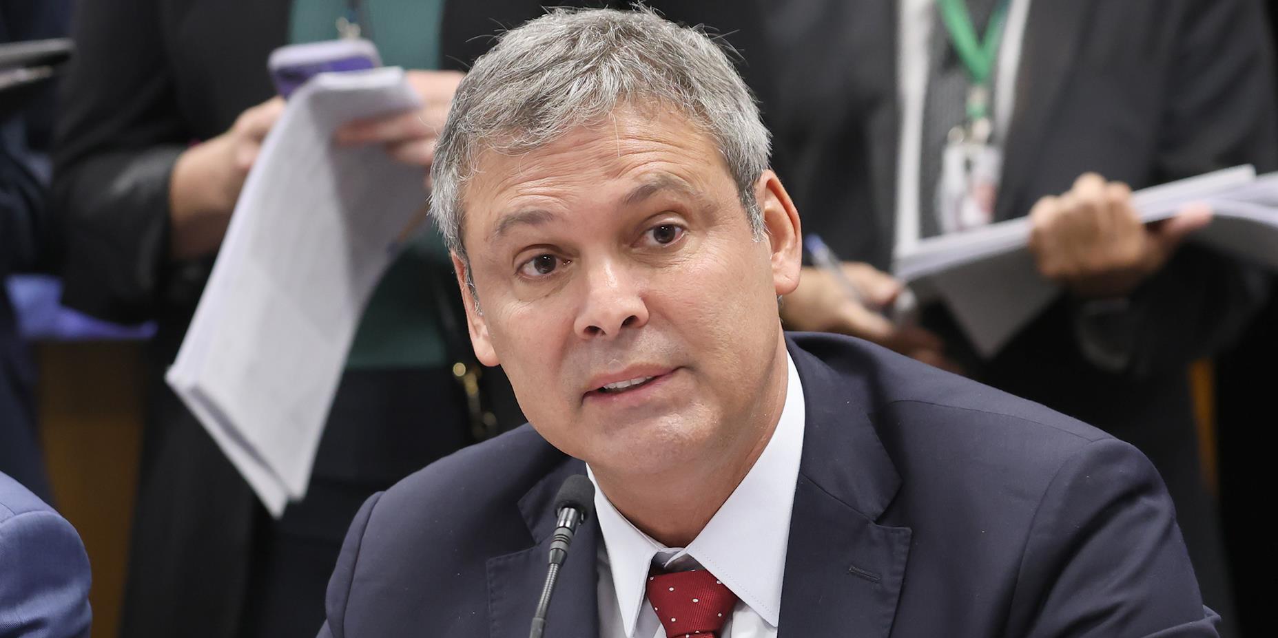 Líder do PT apoia redução de penas para liberar presos de 8 de janeiro