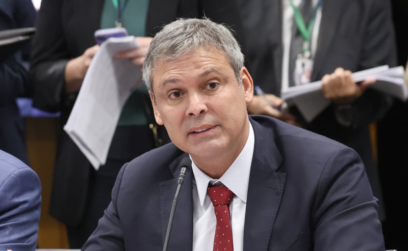 Farias defende novo modelo de acordos para presos e critica aliados do governo que assinaram urgência.