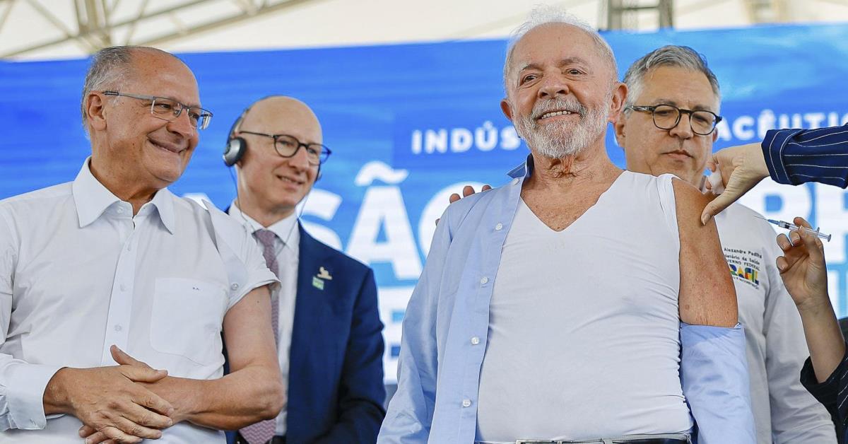Lula e Alckmin são vacinados no início da campanha contra a gripe