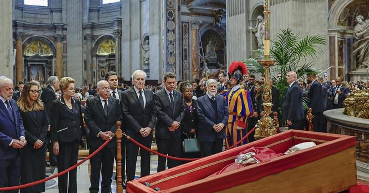 Lula e autoridades prestam homenagens em velório do papa Francisco
