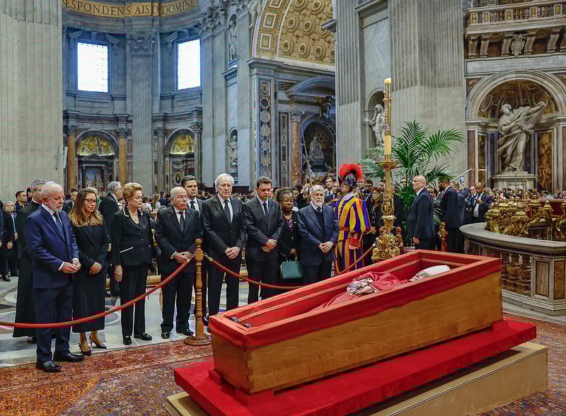 Lula e comitiva prestam homenagens em velório do papa Francisco