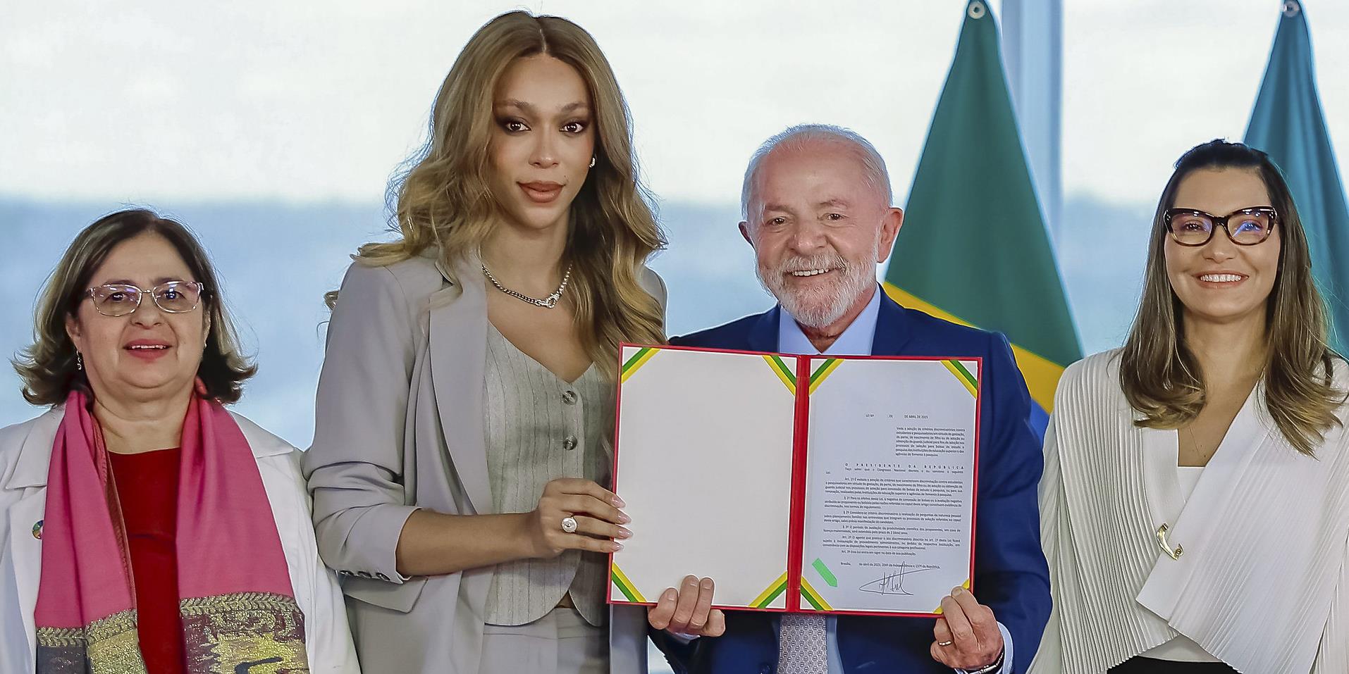 Lula sanciona lei que protege mães em seleção de bolsas acadêmicas