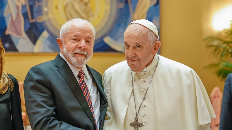 Lula recebeu mensagem de apoio do Papa Francisco quando estava preso e visitou o pontífice no Vaticano
