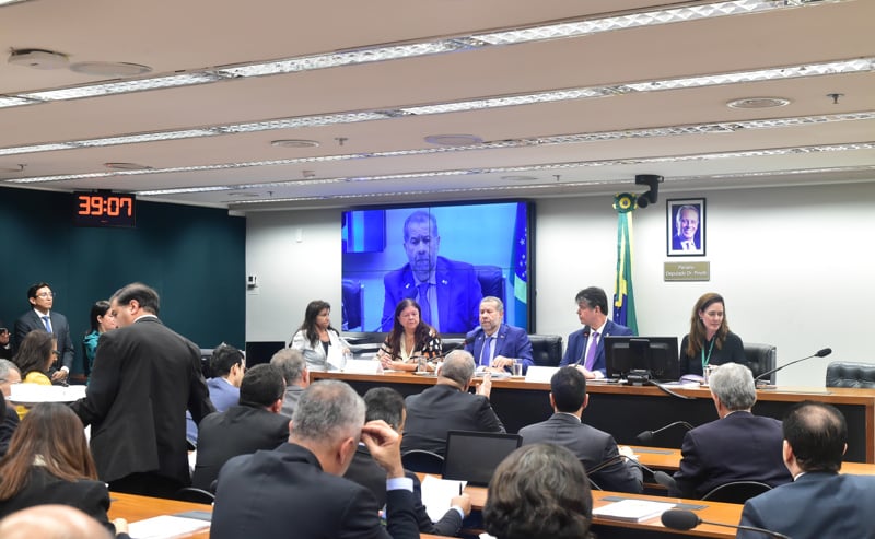 Lupi é ouvido na Câmara em meio ao escândalo de fraudes no INSS.