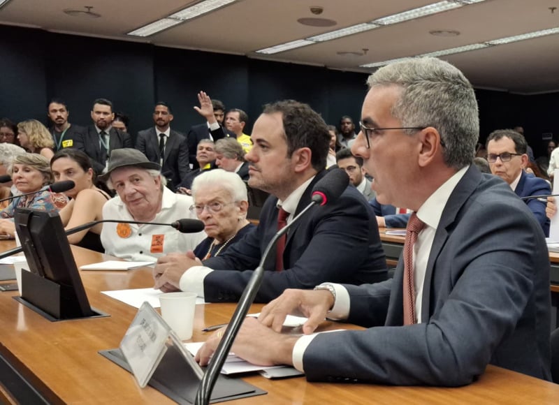 Marco Nanini assiste à reunião do Conselho de Ética ao lado da deputada Luiza Erundina