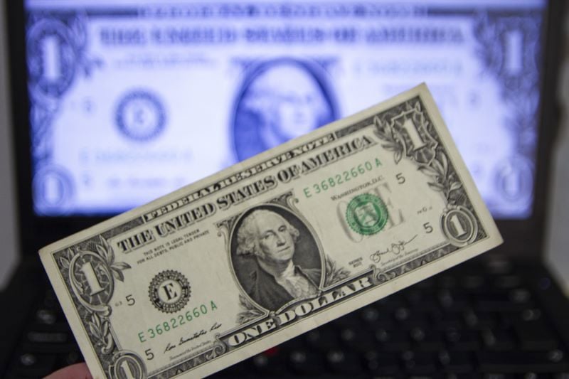Relatório indica que as previsões para a cotação do dólar em 2025 vem caindo semanalmente.