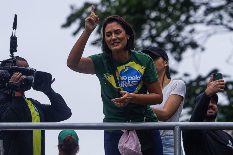 A ex-primeira dama Michelle Bolsonaro em protesto por anistia na Avenida Paulista.