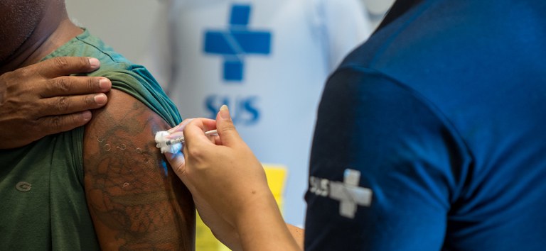 Ministério da Saúde anuncia um milhão de doses extras para vacinação de bloqueio do sarampo no Rio de Janeiro