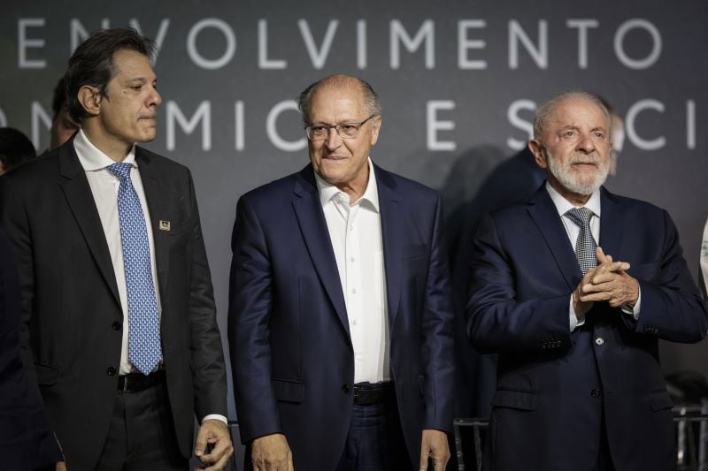 Os ministros Fernando Haddad (Fazenda) e Geraldo Alckmin (Indústria, Comércio e Serviços), que também é vice-presidente da República, com o presidente Lula.