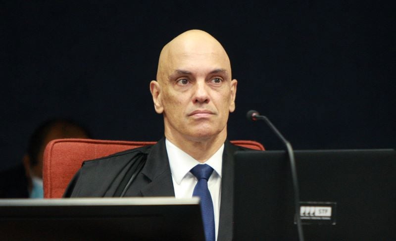 O ministro Alexandre de Moraes, relator do caso, assina a decisão.