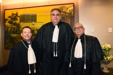 Foto da Mesa Diretora:  Fred Coutinho, João Batista e Leandro dos Santos