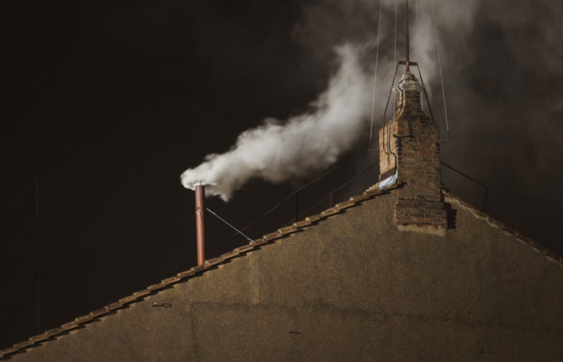 Fumaça branca sainda da Capela Sistina, em 13 de março de 2013, anunciando a escolha do Papa Francisco