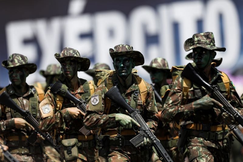 Governo instituiu aumento nos soldos das Forças Armadas por medida provisória.