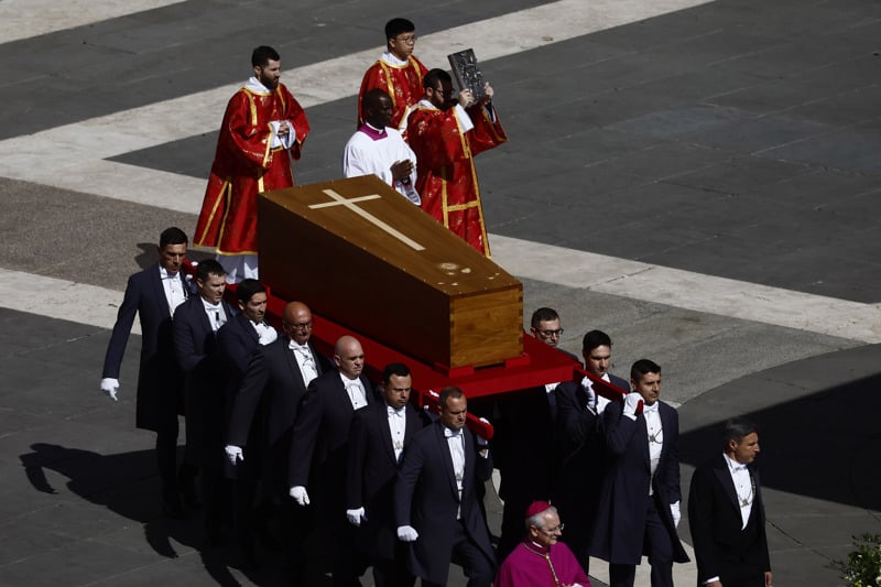 Corpo do pontífice foi levado em cortejo pelas ruas de Roma antes de cerimônia privada de sepultamento.