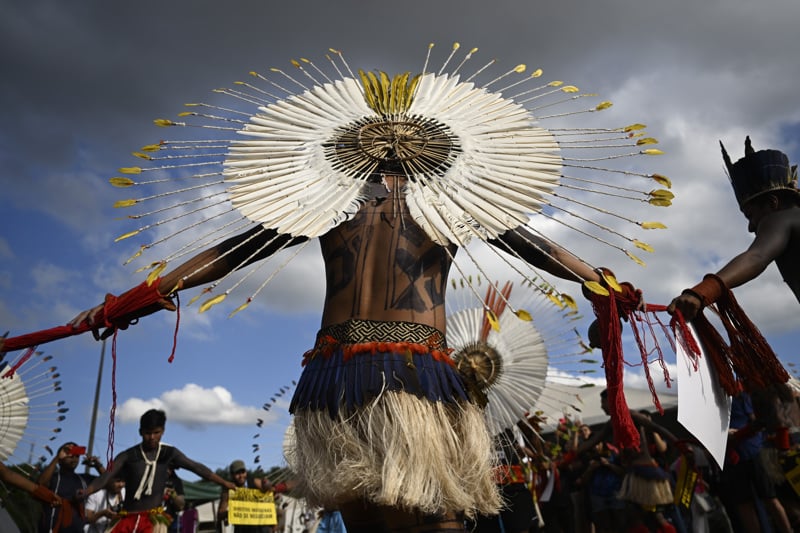 Milhares de indígenas que participam do Acampamento Terra Livre desceram a Esplanada dos Ministérios até o Congresso