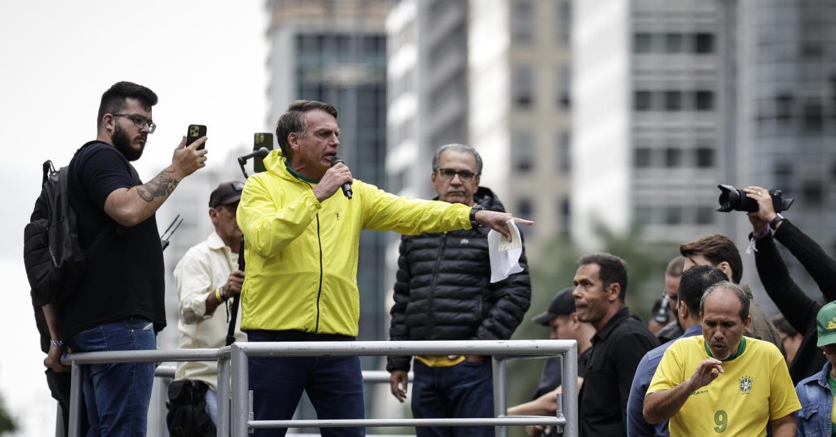 Popcorn e ice cream: Bolsonaro ironiza o seu inglês em live na UTI