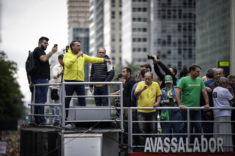 Bolsonaro durante manifestação pró-anistia no início de março na Avenida Paulista, onde fala em inglês viralizou