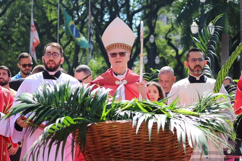 O cardeal arcebispo metropolitano de São Paulo, Dom Odilo Pedro Scherer e fiéis, durante celebração da missa e procissão do Domingo de Ramos no último dia 13