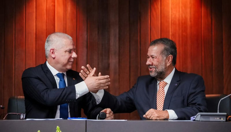 Stefanutto e Carlos Lupi durante cerimônia de posse do presidente do INSS