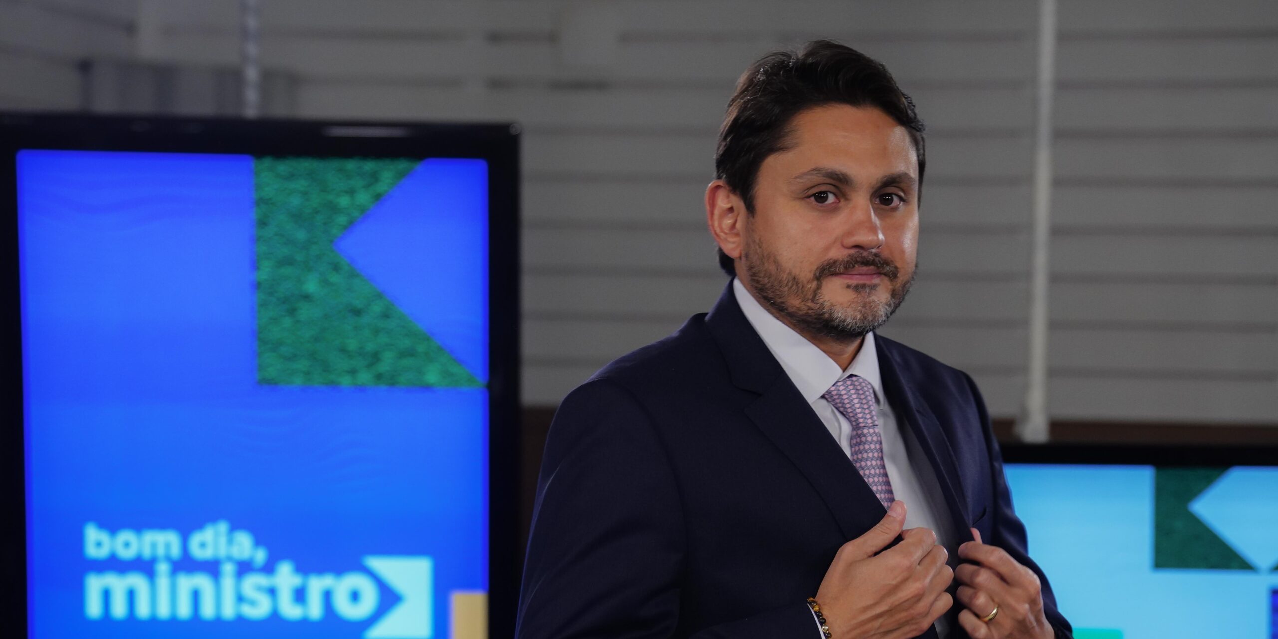 Saio de cabeça erguida, diz Juscelino Filho sobre pedido de demissão