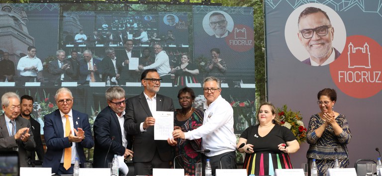 “Se os Estados Unidos cortaram recursos para a pesquisa em vacinas de RNA mensageiro, o Brasil está fazendo o caminho oposto”, afirma ministro Padilha