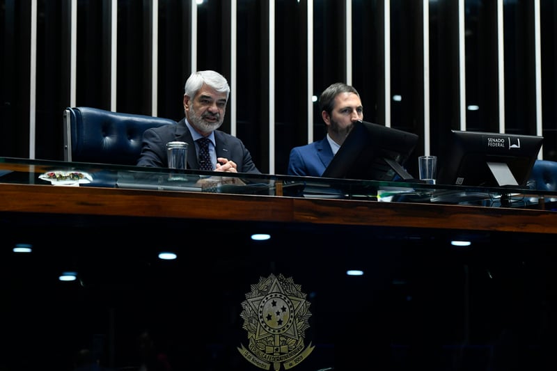 2º vice-presidente do Senado, Humberto Costa presidiu a sessão desta terça-feira