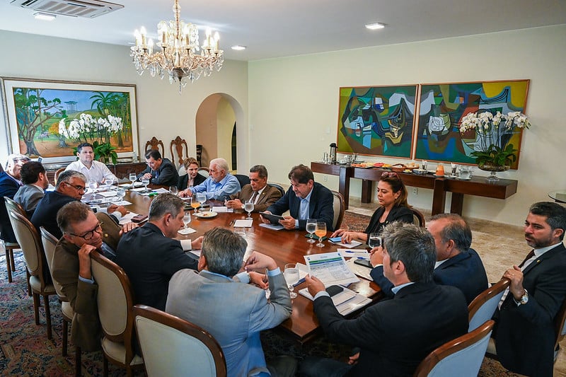 Davi Alcolumbre conduz reunião de líderes para definição de pauta da semana