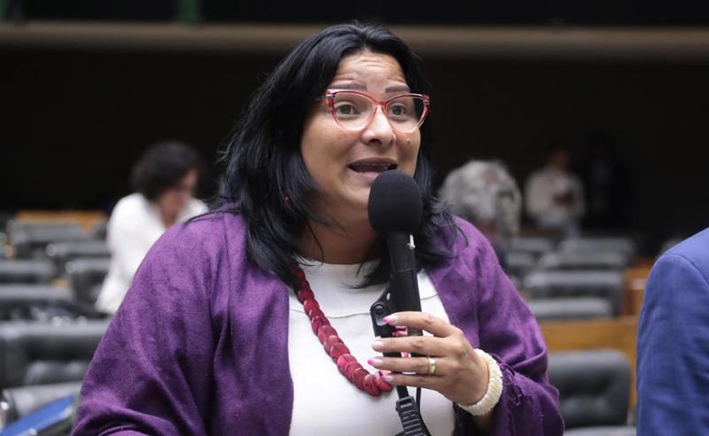 Juliana Cardoso nasceu na zona leste de São Paulo, em uma família de origem Terena